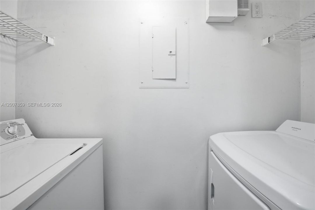 На продажу: $299,999 (3 спален, 2 ванн, 1080 Квадратных фут)
