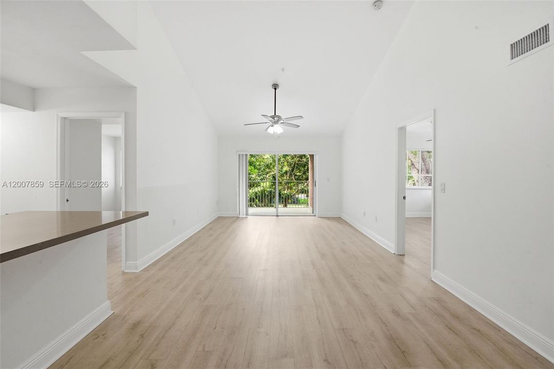 На продажу: $299,999 (3 спален, 2 ванн, 1080 Квадратных фут)