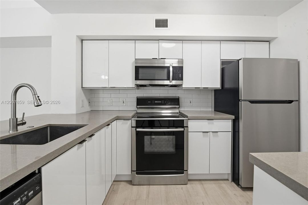 На продажу: $299,999 (3 спален, 2 ванн, 1080 Квадратных фут)