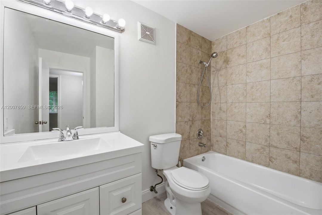 На продажу: $299,999 (3 спален, 2 ванн, 1080 Квадратных фут)