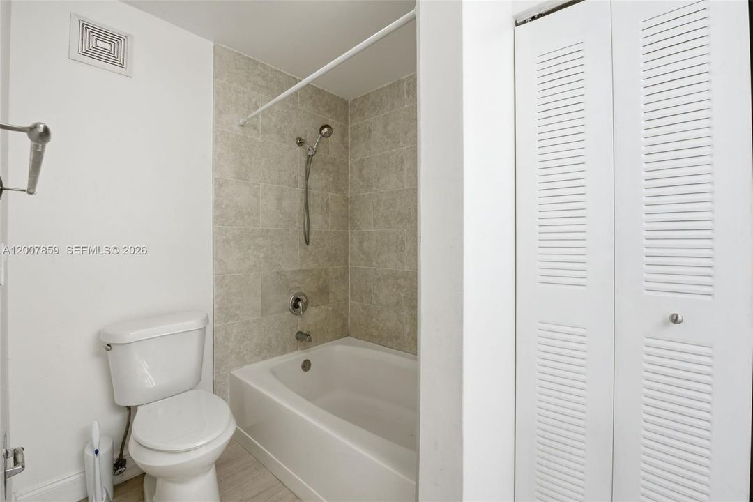 На продажу: $299,999 (3 спален, 2 ванн, 1080 Квадратных фут)