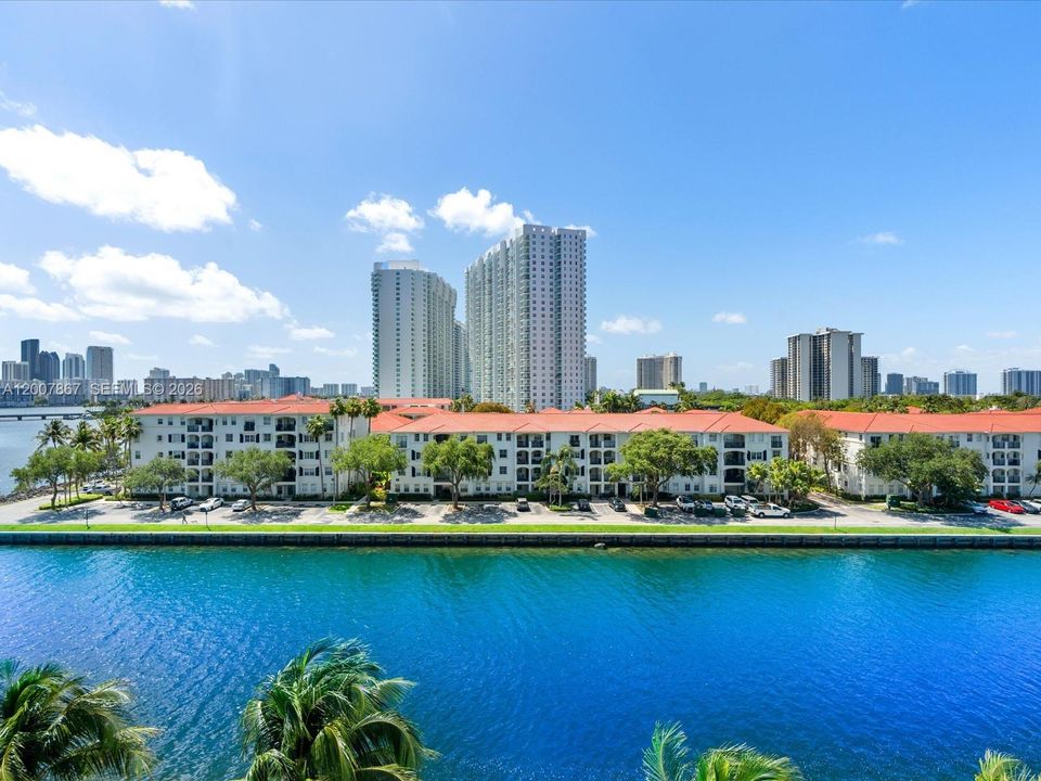 For Sale: $1,560,000 (4 beds, 5 baths, 2237 Square Feet)