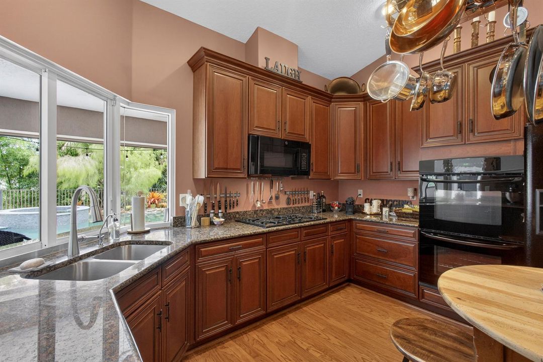 V1 28 Kitchen w Double Oven & Gas Cookto