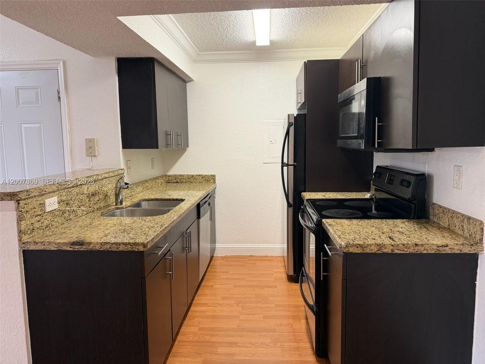 Active With Contract: $1,800 (1 beds, 1 baths, 586 Square Feet)