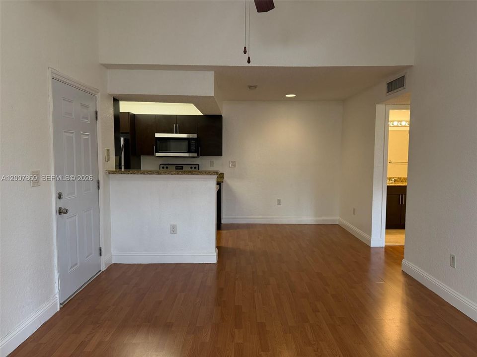 Active With Contract: $1,800 (1 beds, 1 baths, 586 Square Feet)