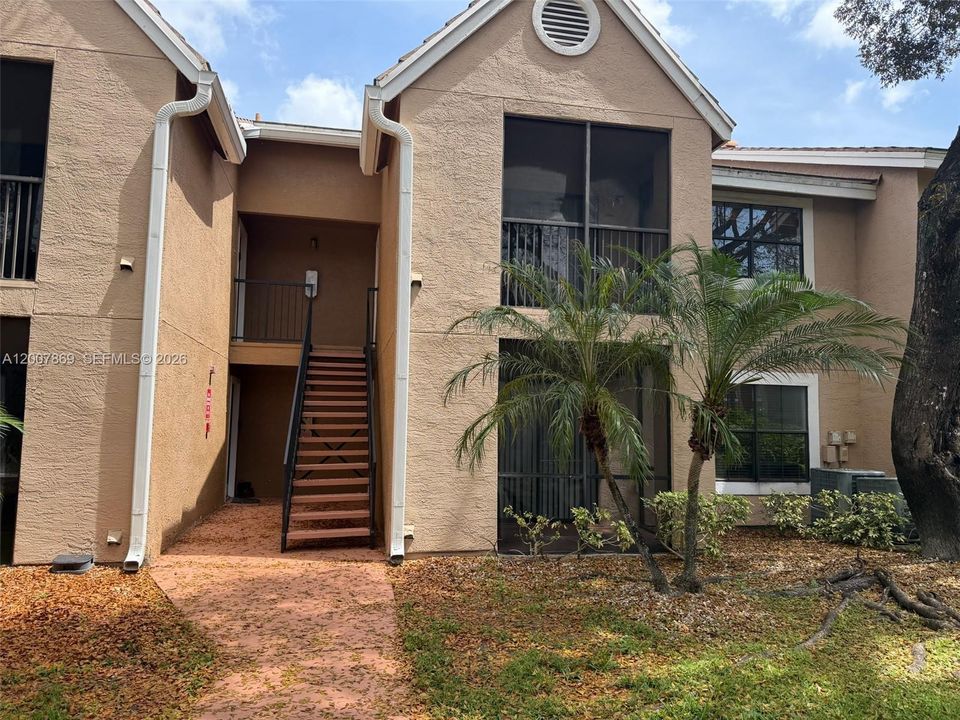 Active With Contract: $1,800 (1 beds, 1 baths, 586 Square Feet)