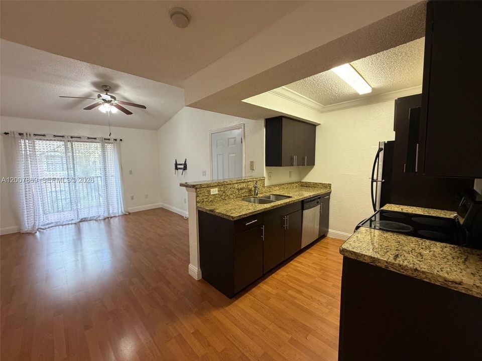 Active With Contract: $1,800 (1 beds, 1 baths, 586 Square Feet)