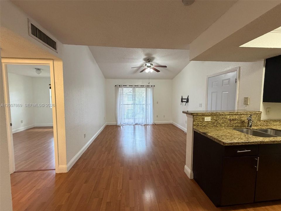 Active With Contract: $1,800 (1 beds, 1 baths, 586 Square Feet)
