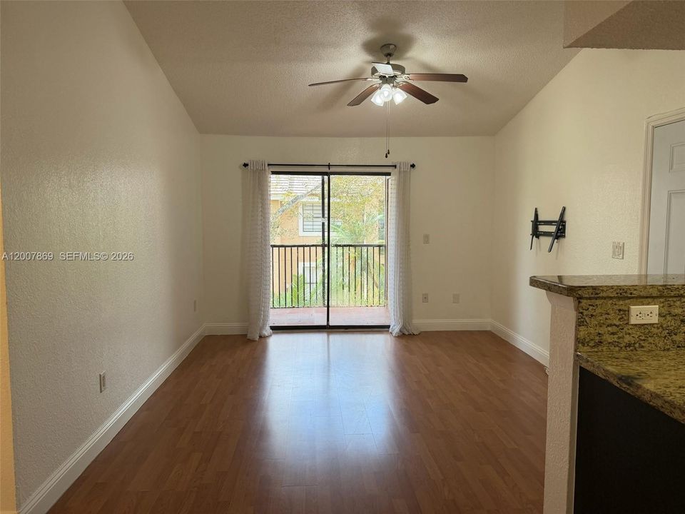 Active With Contract: $1,800 (1 beds, 1 baths, 586 Square Feet)