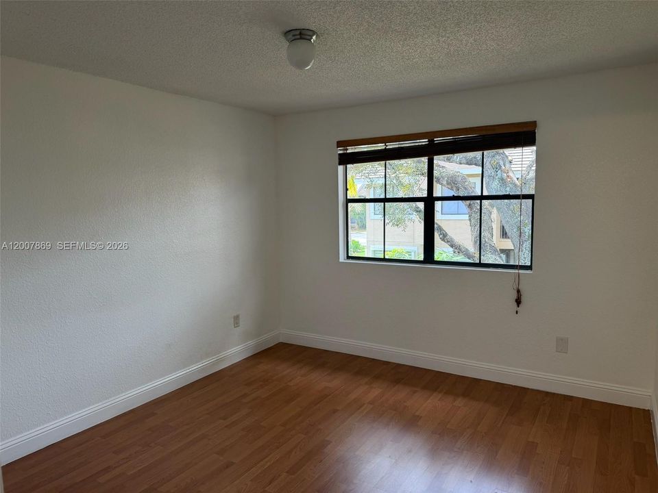 Active With Contract: $1,800 (1 beds, 1 baths, 586 Square Feet)