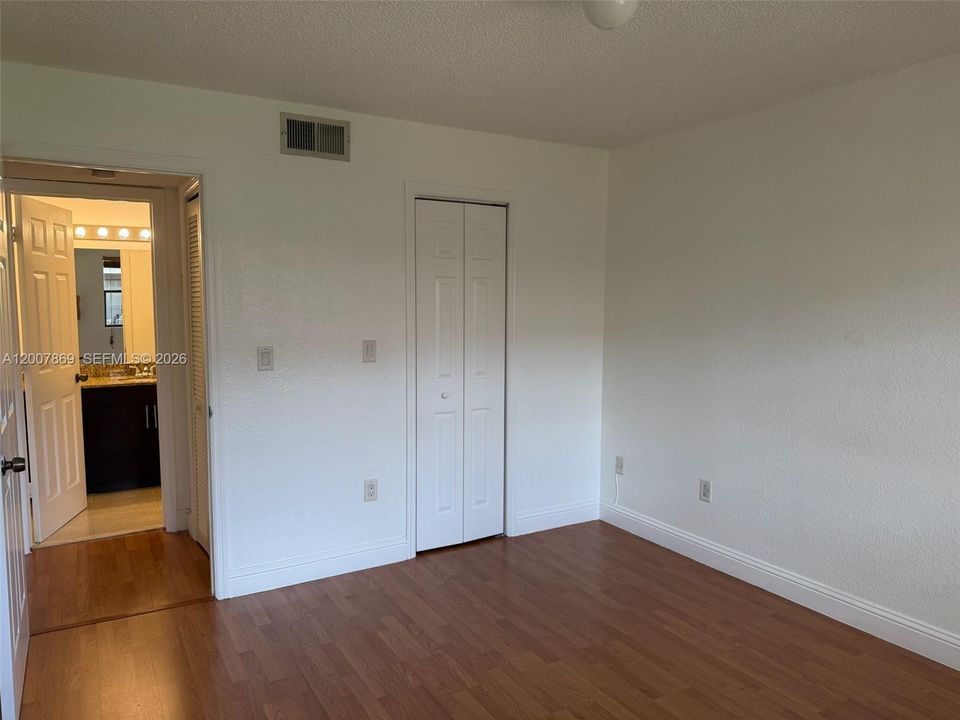 Active With Contract: $1,800 (1 beds, 1 baths, 586 Square Feet)