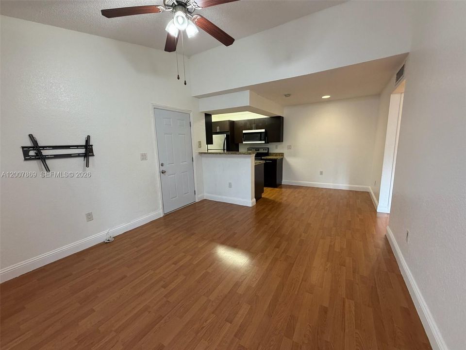 Active With Contract: $1,800 (1 beds, 1 baths, 586 Square Feet)