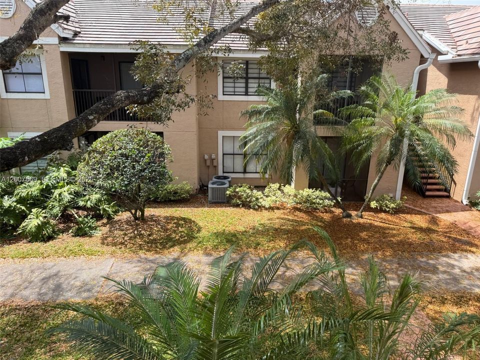 Active With Contract: $1,800 (1 beds, 1 baths, 586 Square Feet)