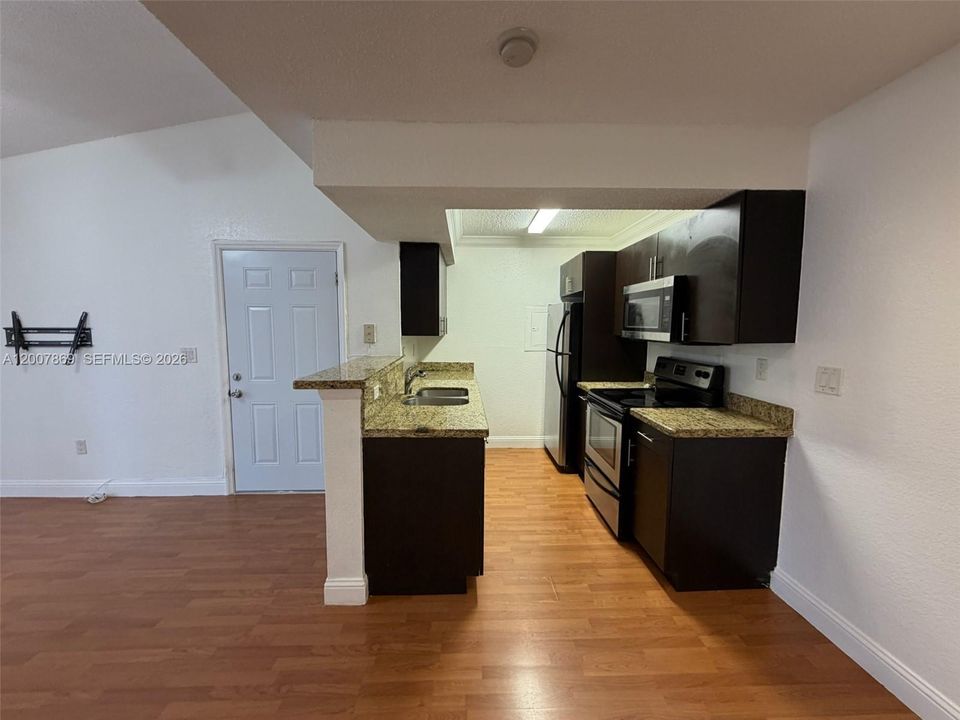 Active With Contract: $1,800 (1 beds, 1 baths, 586 Square Feet)