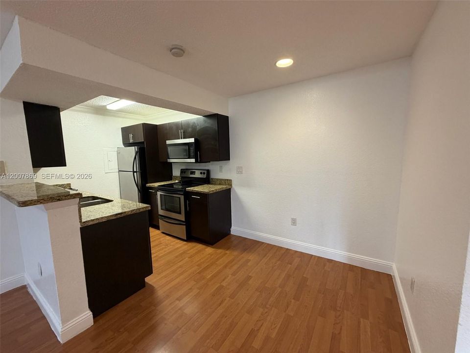 Active With Contract: $1,800 (1 beds, 1 baths, 586 Square Feet)