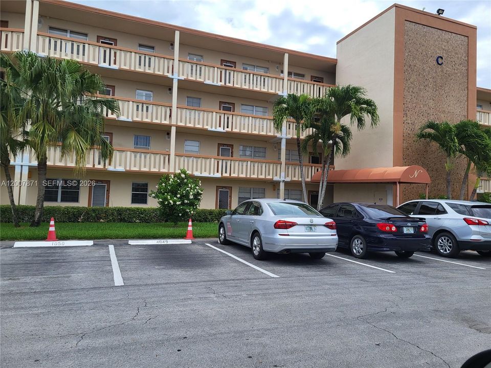 For Sale: $140,000 (2 beds, 2 baths, 896 Square Feet)