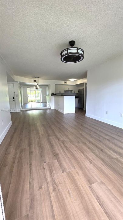 For Sale: $303,000 (2 beds, 2 baths, 983 Square Feet)