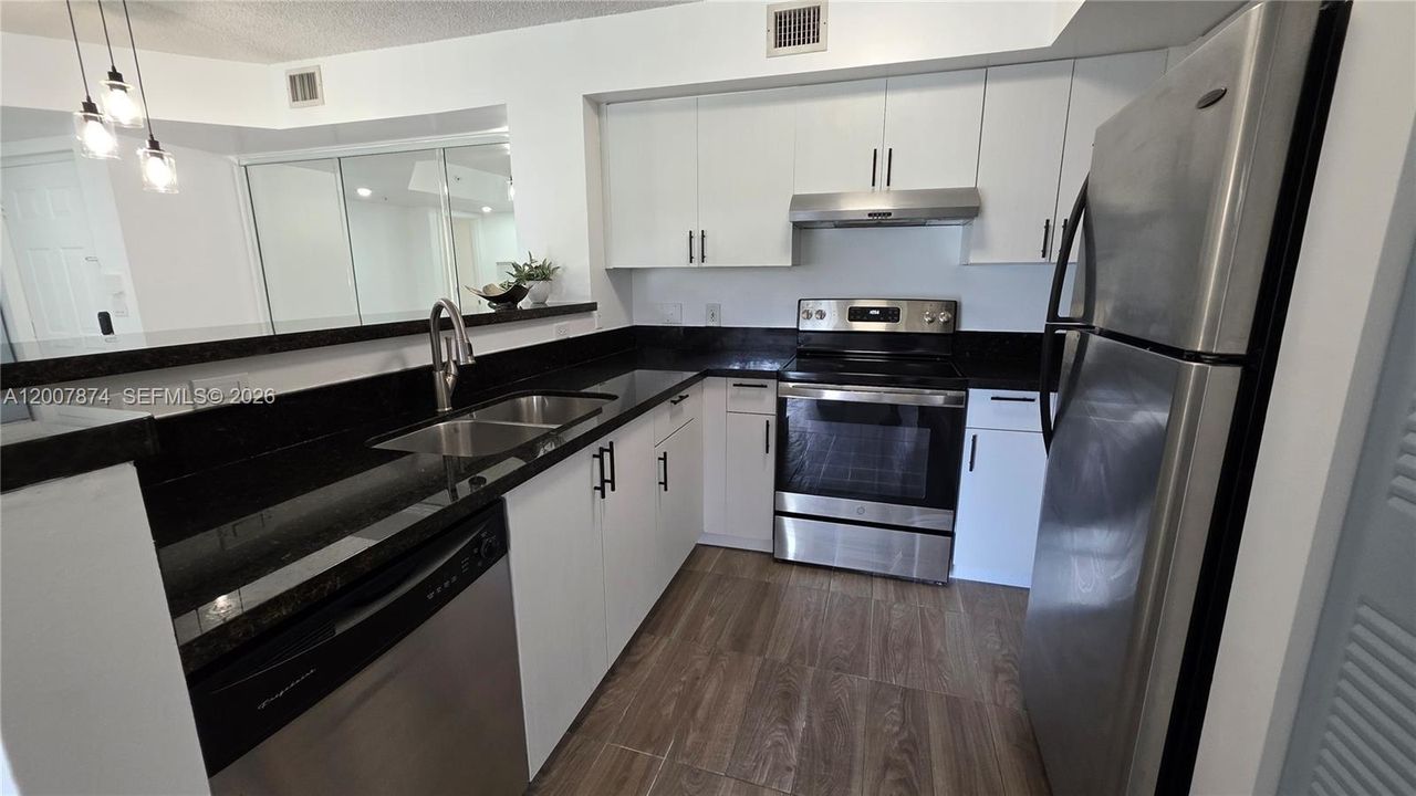 For Sale: $303,000 (2 beds, 2 baths, 983 Square Feet)