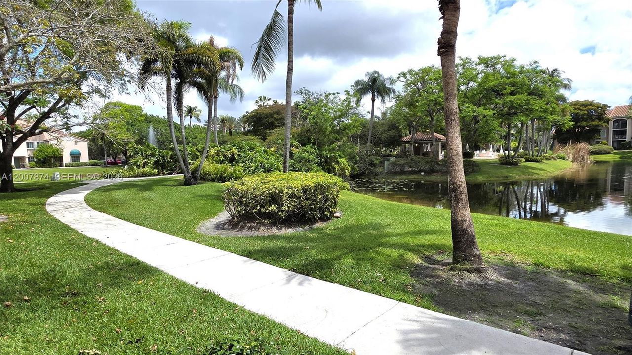 For Sale: $303,000 (2 beds, 2 baths, 983 Square Feet)