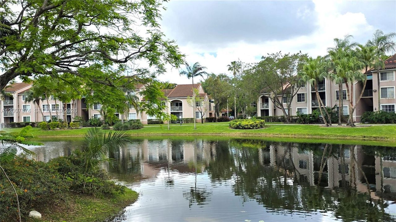 For Sale: $303,000 (2 beds, 2 baths, 983 Square Feet)