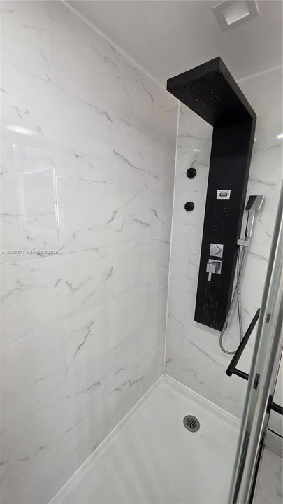 For Sale: $303,000 (2 beds, 2 baths, 983 Square Feet)