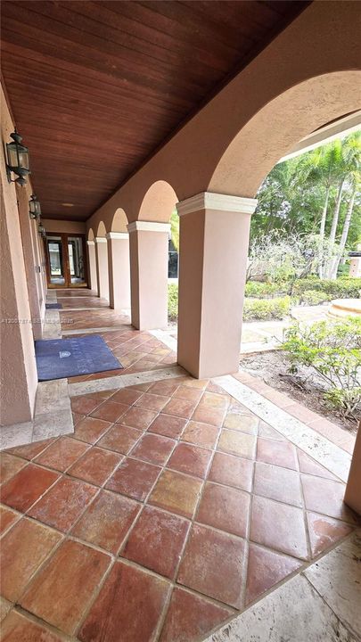 For Sale: $303,000 (2 beds, 2 baths, 983 Square Feet)
