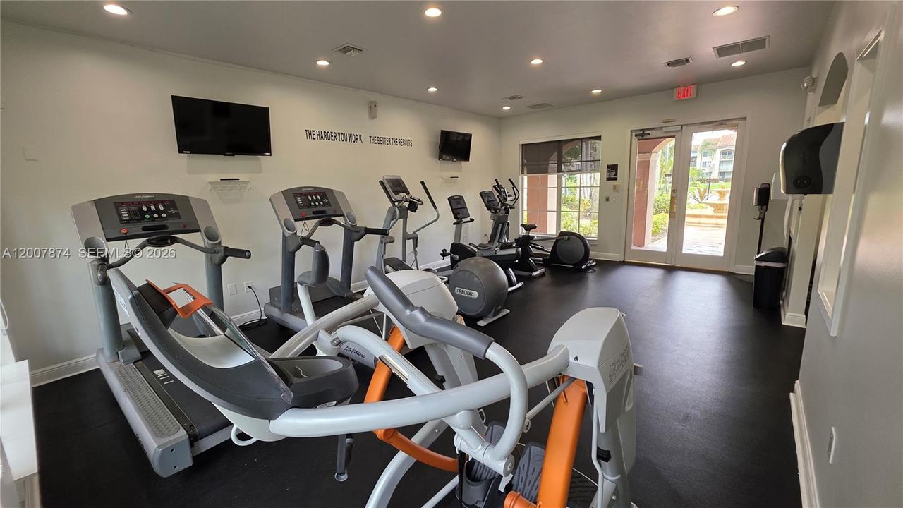 For Sale: $303,000 (2 beds, 2 baths, 983 Square Feet)