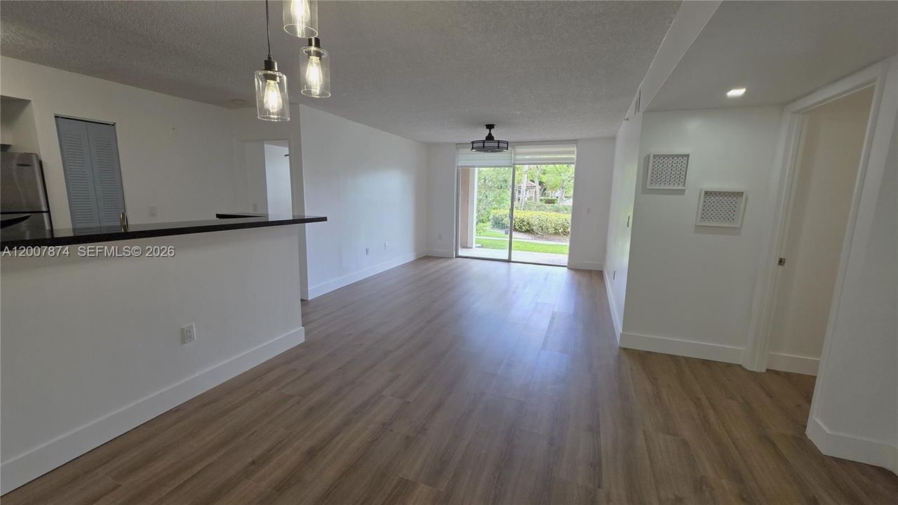 For Sale: $303,000 (2 beds, 2 baths, 983 Square Feet)