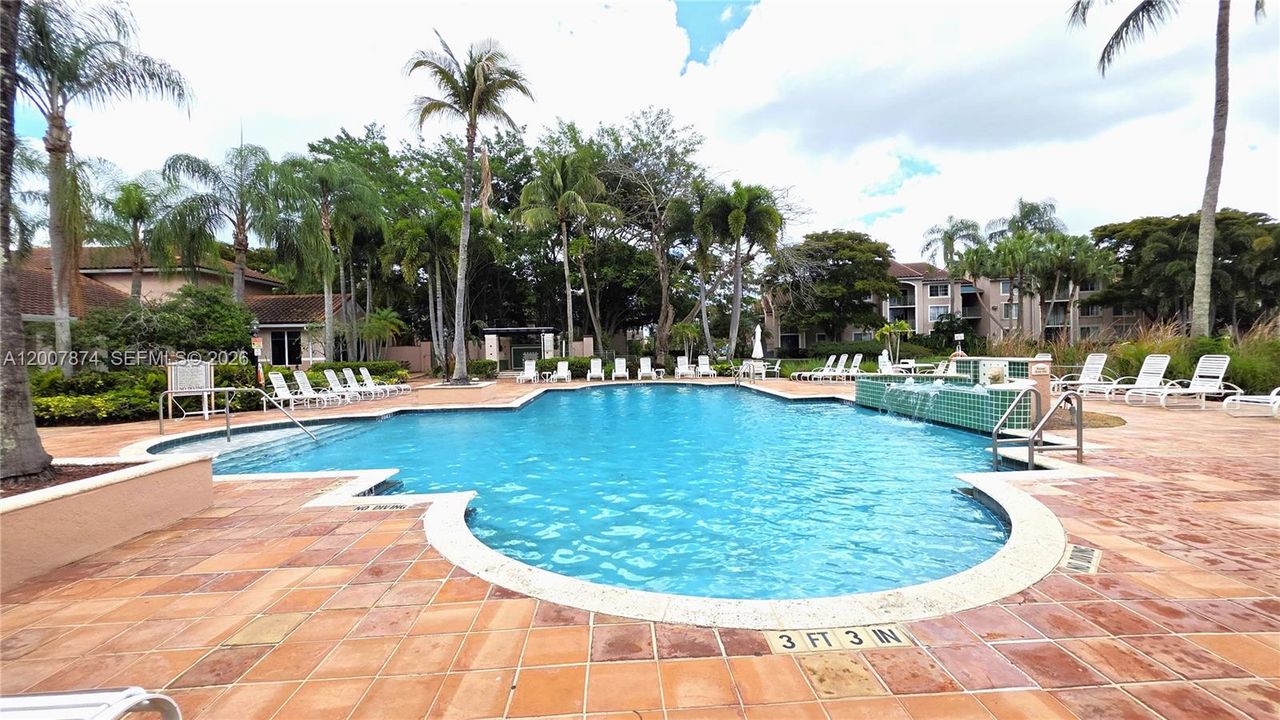 For Sale: $303,000 (2 beds, 2 baths, 983 Square Feet)