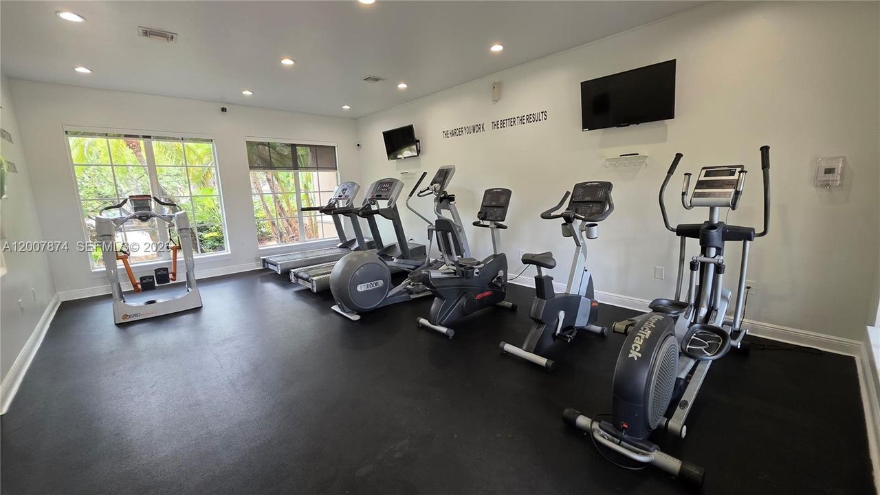 For Sale: $303,000 (2 beds, 2 baths, 983 Square Feet)