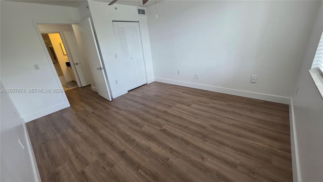 For Sale: $303,000 (2 beds, 2 baths, 983 Square Feet)