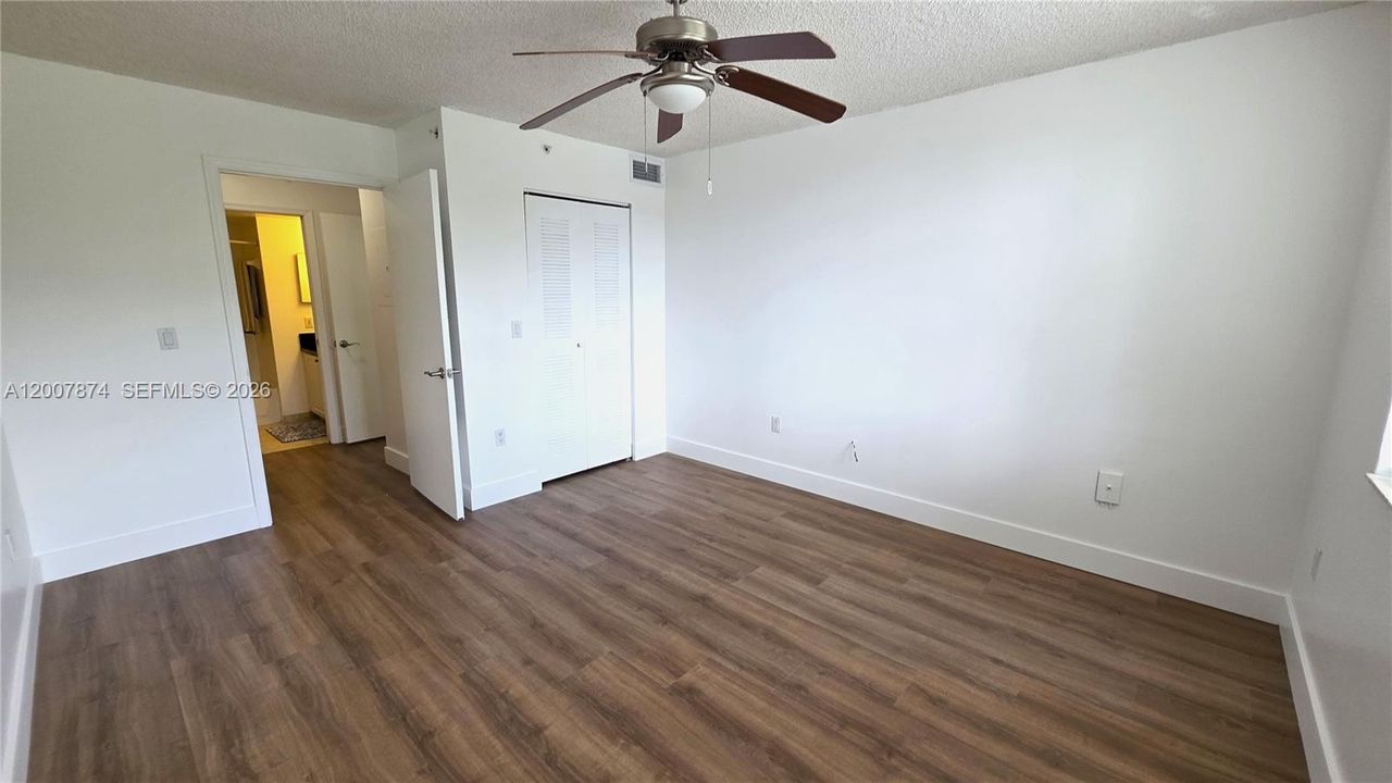 For Sale: $303,000 (2 beds, 2 baths, 983 Square Feet)