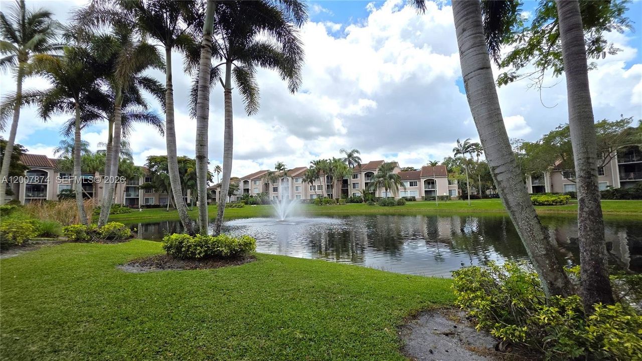 For Sale: $303,000 (2 beds, 2 baths, 983 Square Feet)
