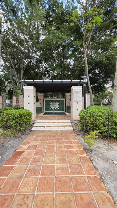 For Sale: $303,000 (2 beds, 2 baths, 983 Square Feet)