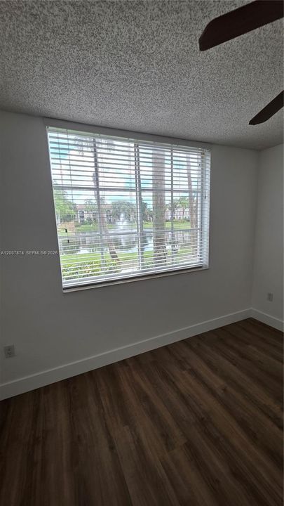 For Sale: $303,000 (2 beds, 2 baths, 983 Square Feet)