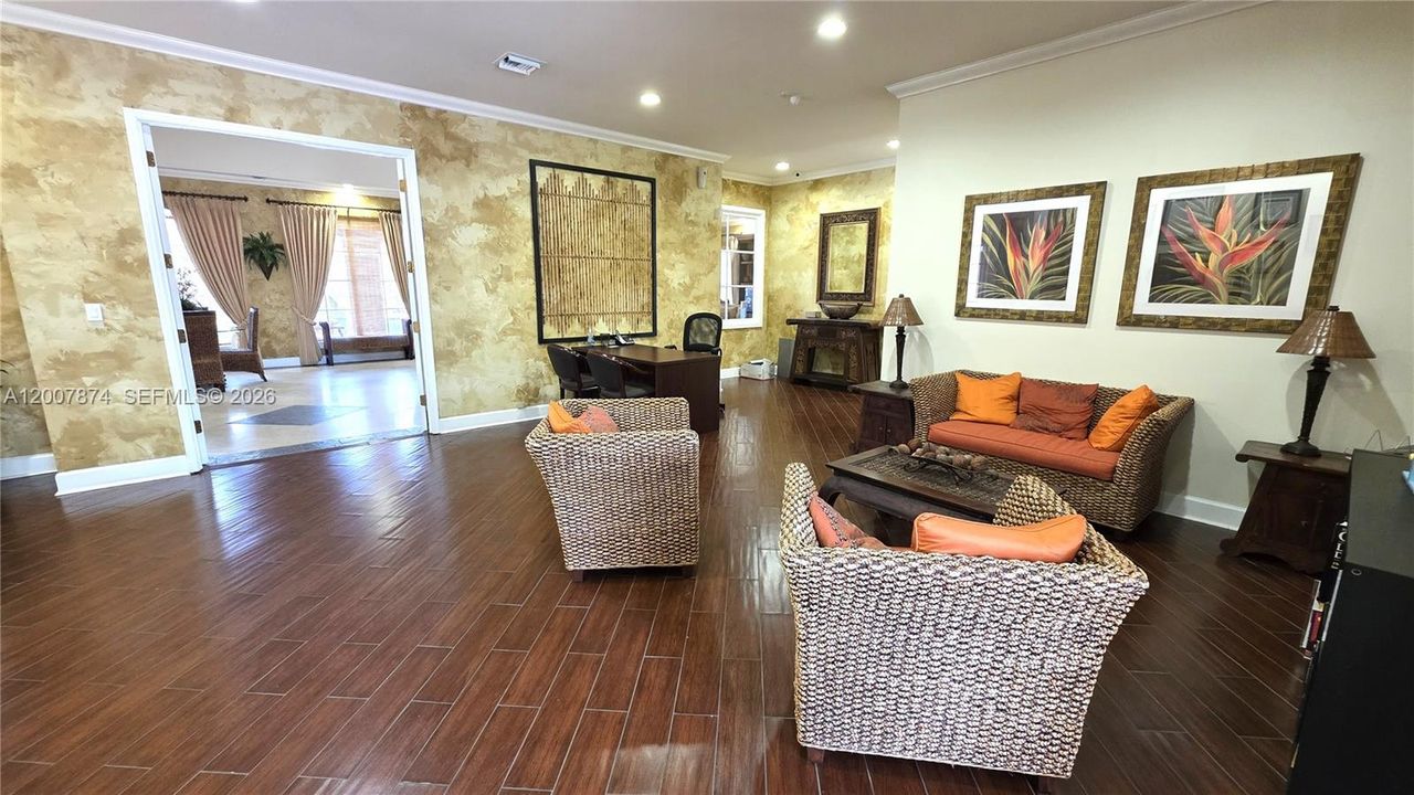 For Sale: $303,000 (2 beds, 2 baths, 983 Square Feet)