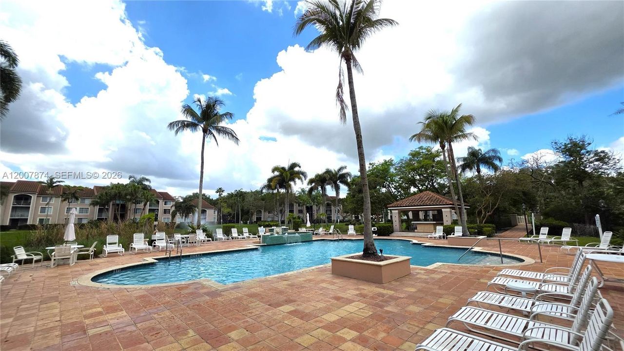 For Sale: $303,000 (2 beds, 2 baths, 983 Square Feet)