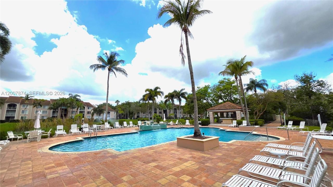 For Sale: $303,000 (2 beds, 2 baths, 983 Square Feet)