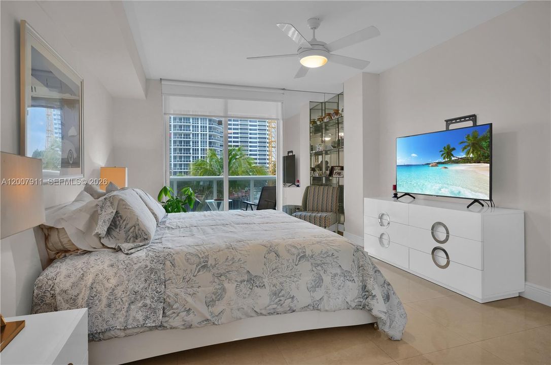 For Sale: $750,000 (1 beds, 1 baths, 896 Square Feet)
