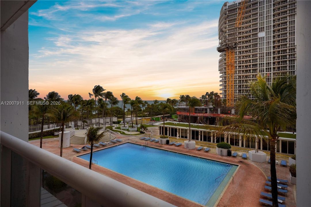 For Sale: $750,000 (1 beds, 1 baths, 896 Square Feet)