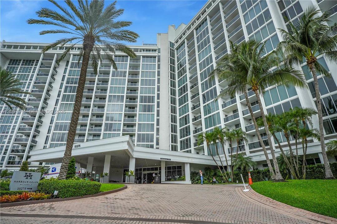 For Sale: $750,000 (1 beds, 1 baths, 896 Square Feet)