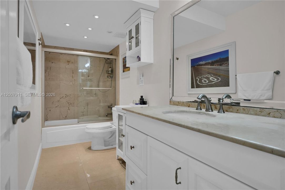 For Sale: $750,000 (1 beds, 1 baths, 896 Square Feet)