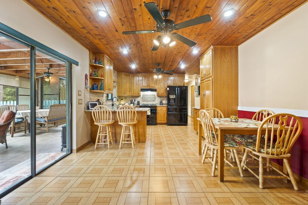 Kitchen & Dining