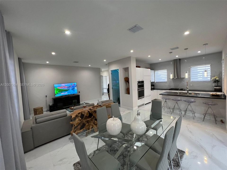Activo con contrato: $1,125,000 (3 camas, 3 baños, 2176 Pies cuadrados)