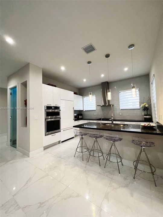 Activo con contrato: $1,125,000 (3 camas, 3 baños, 2176 Pies cuadrados)
