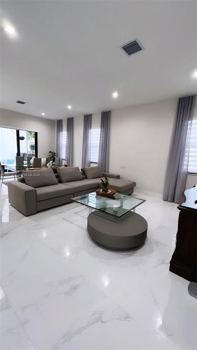 Activo con contrato: $1,125,000 (3 camas, 3 baños, 2176 Pies cuadrados)
