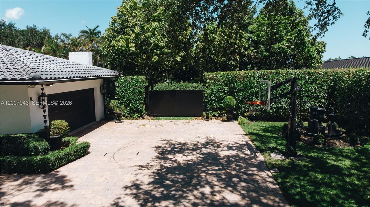 For Sale: $2,350,000 (4 beds, 3 baths, 4164 Square Feet)