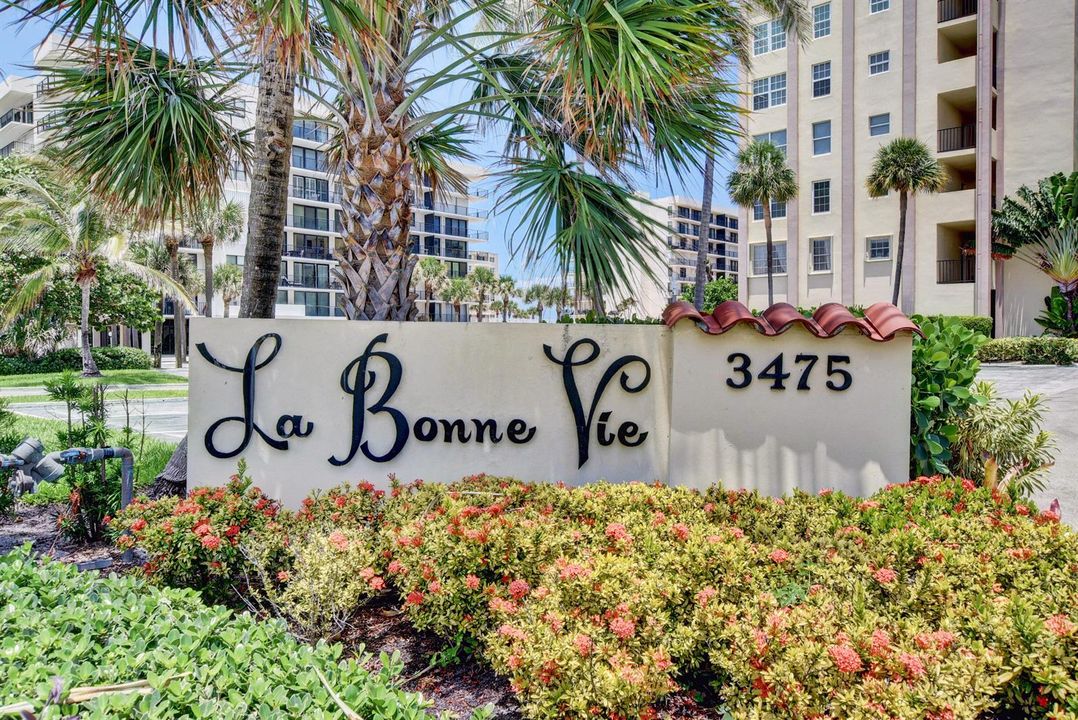 La Bonne Vie Entrance Sign