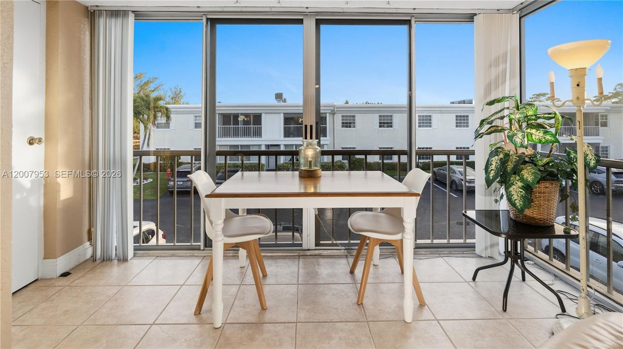 En Venta: $359,000 (2 camas, 2 baños, 1200 Pies cuadrados)