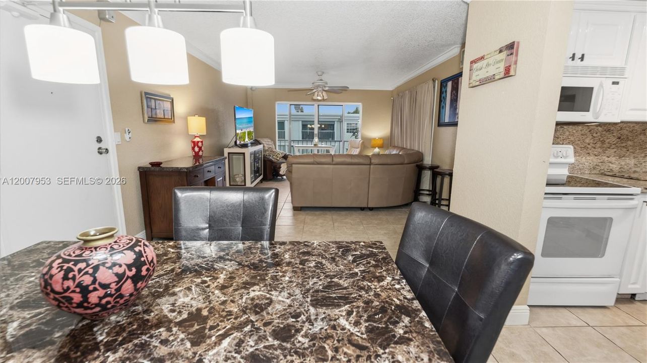 En Venta: $359,000 (2 camas, 2 baños, 1200 Pies cuadrados)